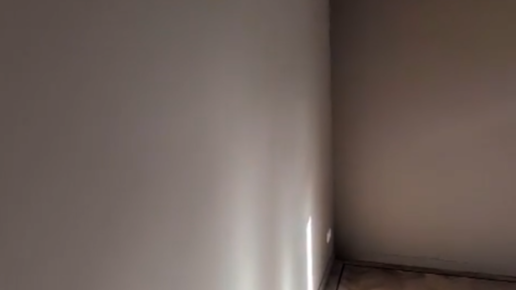 Lege hoek van een kamer met houten vloer